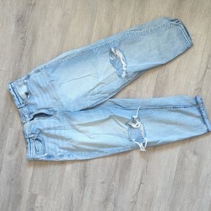 American Eagle relaxed leg mom jean